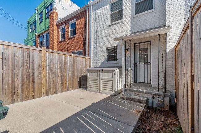 Building Photo - Recently Updated, 2 bed 2 1/2 Bath with Fenced Front and Back Yard!