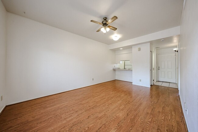 Building Photo - Centrally located and affordable in Woodla...