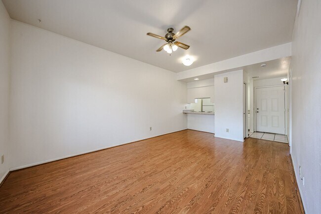 Building Photo - Centrally located and affordable in Woodlake Condominiums