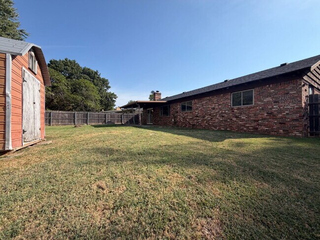 Building Photo - 2402 S Hickory Ave