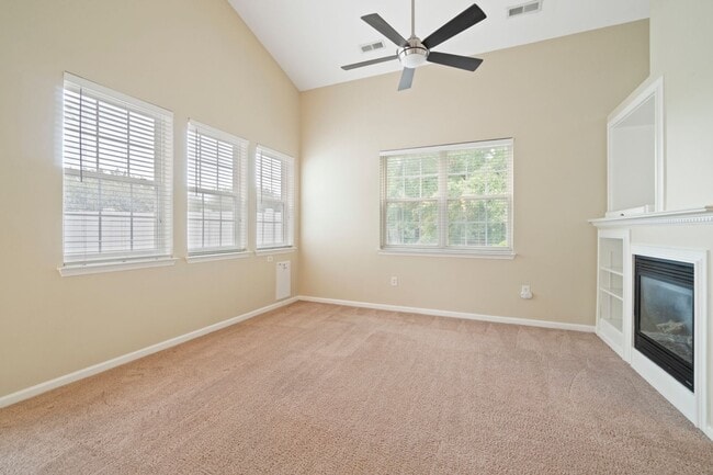 Building Photo - Located in Highland Creek