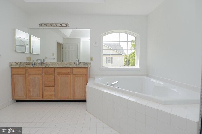 Building Photo - 200 Rolling Hill Dr