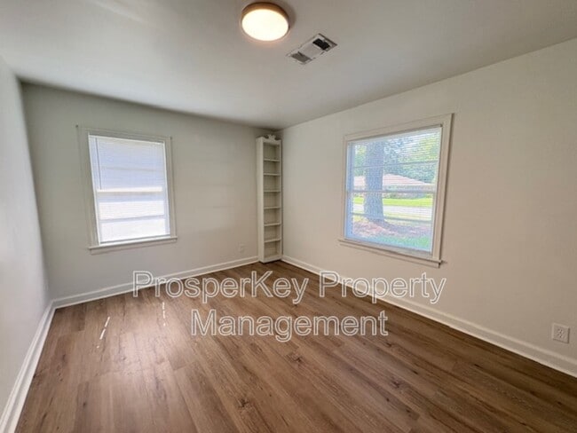 Building Photo - 703 Briarcliff Rd