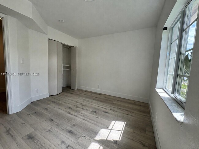 Building Photo - 2050 Madeira Dr