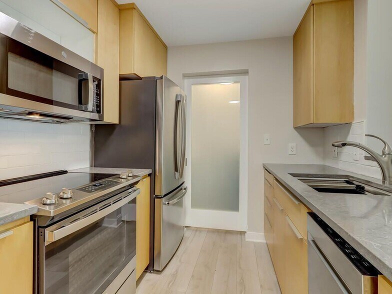 Building Photo - 1074 Peachtree Walk NE