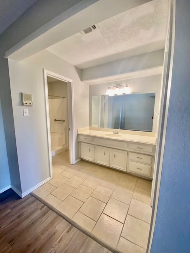 Building Photo - 2 Bedroom Townhouse near Tennis Center