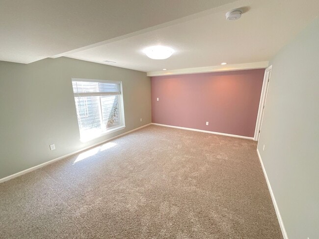 Building Photo - 6 Bedroom Home Available Near North Gate B...