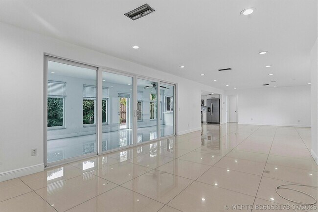 Building Photo - 2910 NE 40th Ct