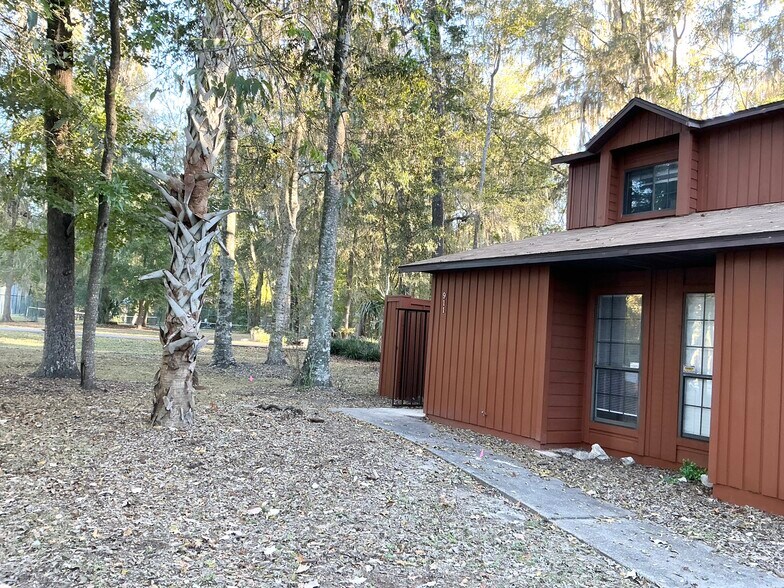 Building Photo - 911 SW 57th Ter