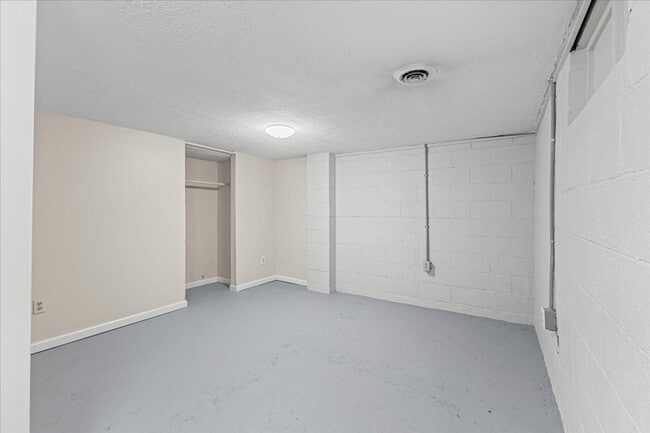 Building Photo - 4 bedroom, 2 bath home with den and garage...