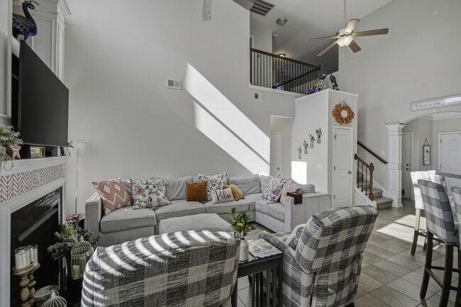 Building Photo - 225 Urbano Ln