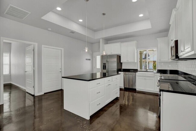 Building Photo - 1365 Hanz Dr