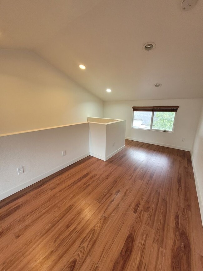 Building Photo - MOVE IN SPECIAL $500 Off!   4BD/2BA, 1850 SQ FT Duplex located in the desirable Washburne District -