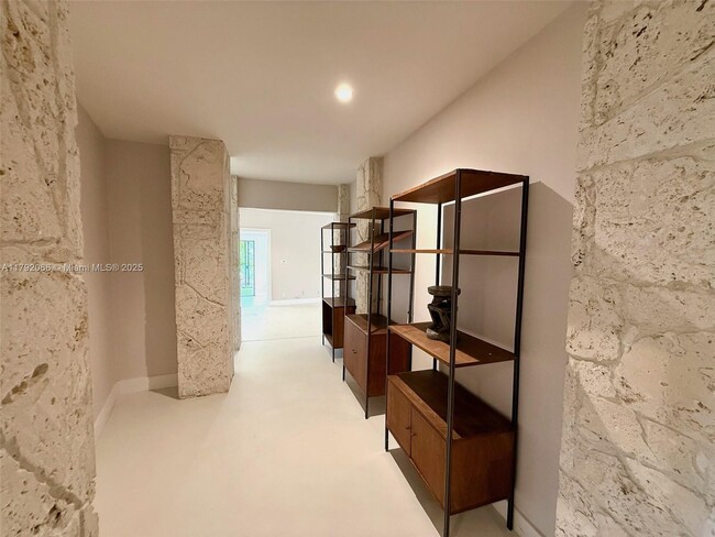 Building Photo - 900 S Shore Dr