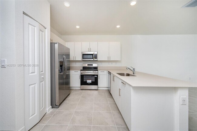 Building Photo - 2747 SE 26th Rd