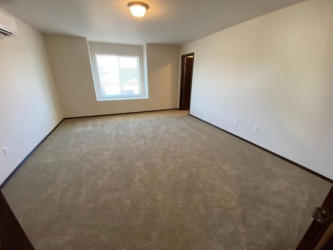Building Photo - Newer, Spacious 5 Bedroom 3 Bed House!