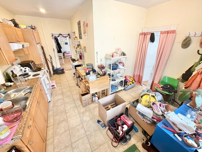 Building Photo - 3 Bedroom Apartment in Burlington VT Available 6/5-6/15!