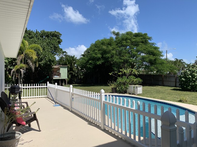 Building Photo - 1401 Magnolia Dr