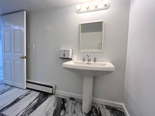 Building Photo - 158 Jelliff Mill Rd