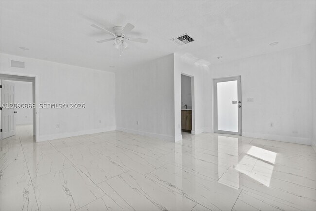 Building Photo - 580 Lee Dr