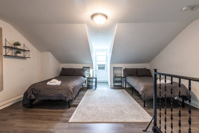 Building Photo - Renovated 3BR in South Side Flats | 100 Walk Score | In-Unit Laundry