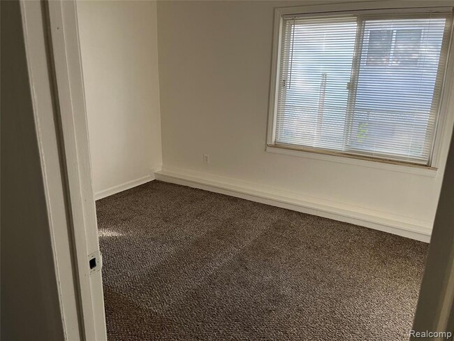 Building Photo - 5868 N Linville St