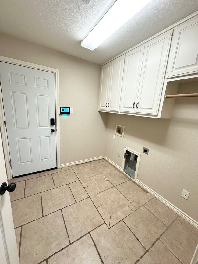 Building Photo - 3 Bed 2 Bath Home Ready To Rent ASAP!