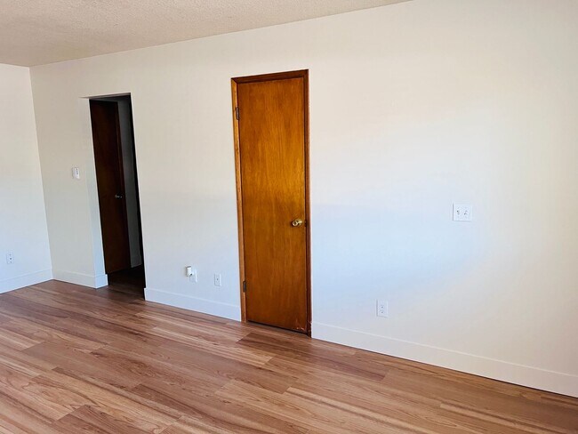 Building Photo - Classy 1950's full of vintage charm...2 be...