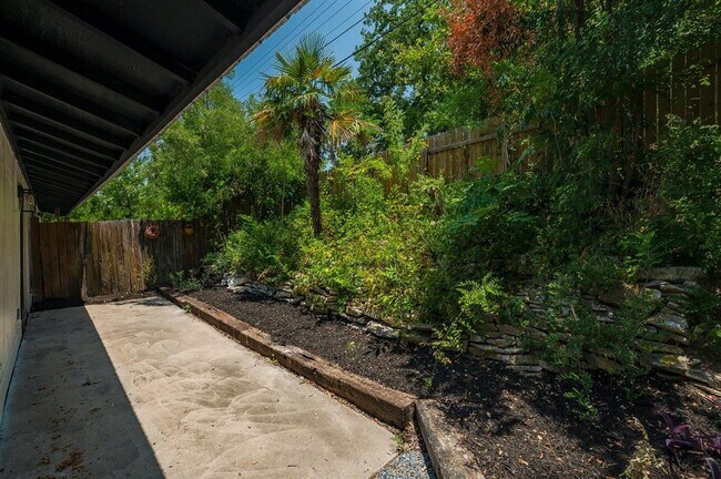 Building Photo - 1706 Elmhurst Dr