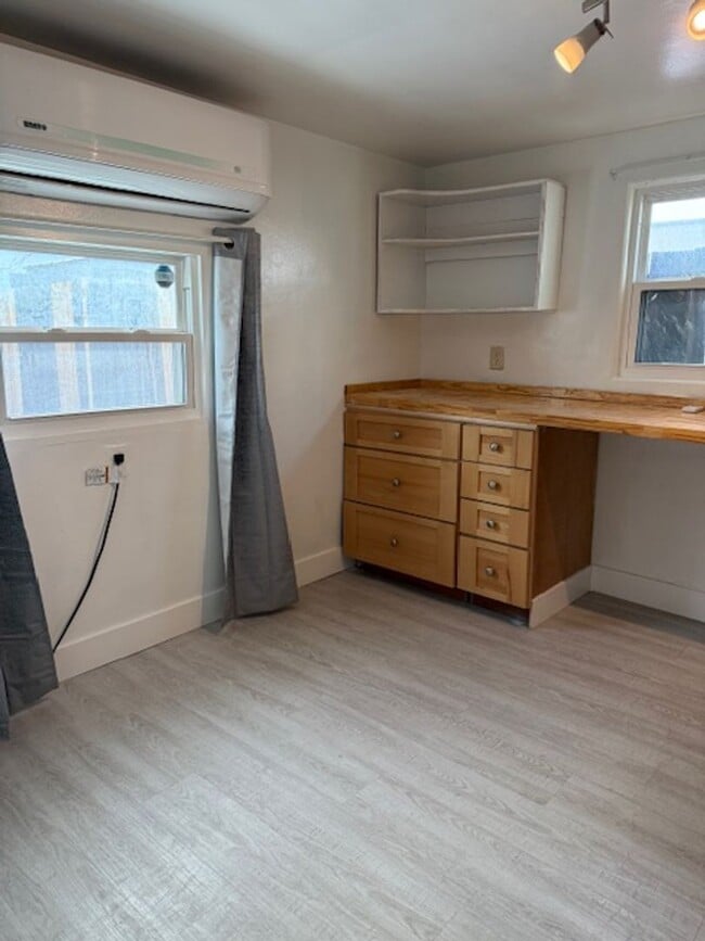 Building Photo - One Bedroom House Near Empower Field - Move In Ready!