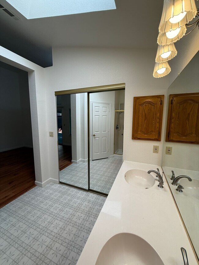 Building Photo - 749 Oak Brook Dr