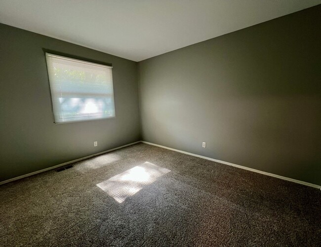 Building Photo - 1685 Lochcrest Dr