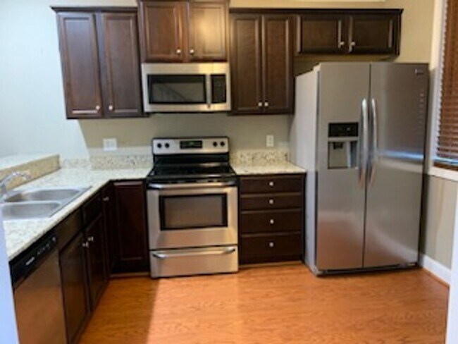 Building Photo - Charming 2 Bedroom, 2.5 Bath Townhouse Available in Hampton Forest!