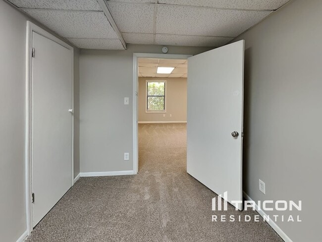 Building Photo - 5070 Ravenwood Dr