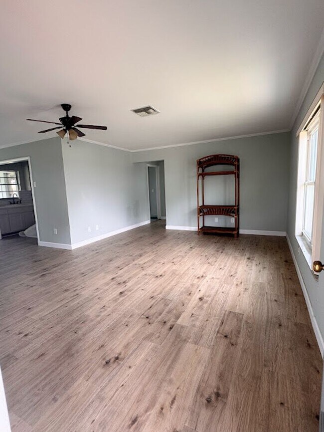 Building Photo - Stylish Seminole Condo with Private Garage in Chateaux de Bardmoor 55+ Community