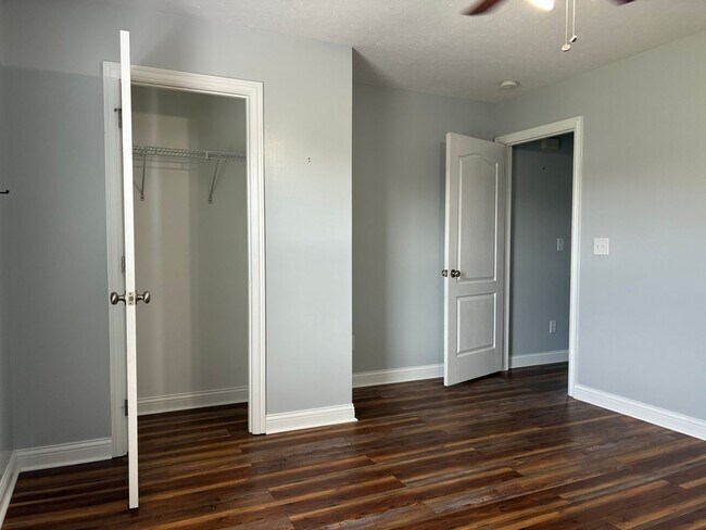 Building Photo - **Summer Ending BUT This Home is HOT**