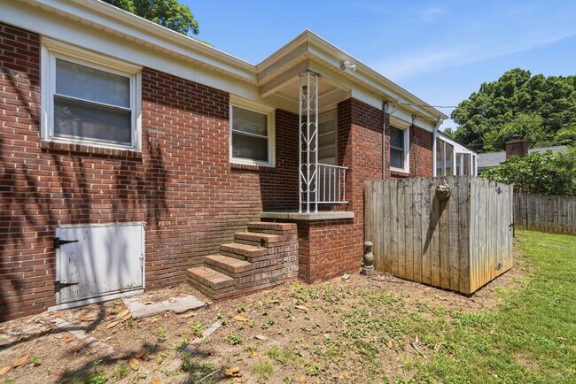 Building Photo - Move-in Ready 3 Bedroom Ranch Home in Eastway Park