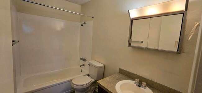 Building Photo - Coming Soon! 2 Bed / 1.5 Bath Townhome in ...