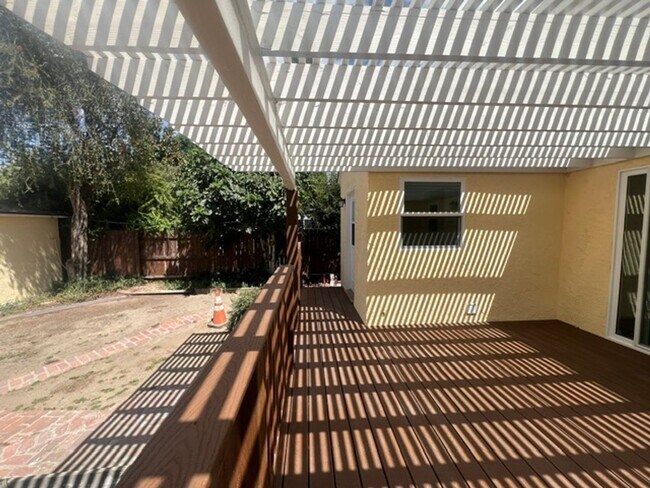 Building Photo - 6557 McLennan Ave