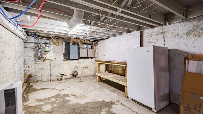 Building Photo - 4326 Brownway Ave