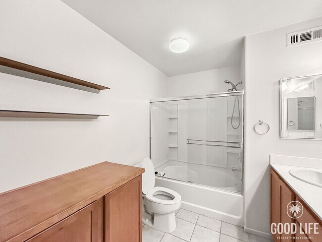 Building Photo - Stunning 2BD/2BA w/ In-Unit Laundry and At...
