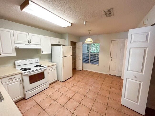 Building Photo - 2/2.5 Cozy Condo in Isabella Park