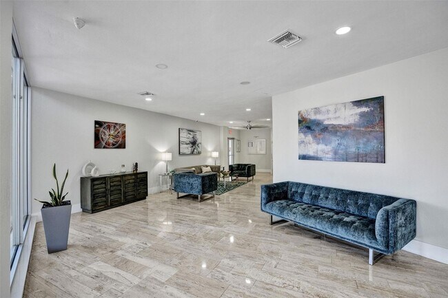 Building Photo - 301 N Ocean Blvd
