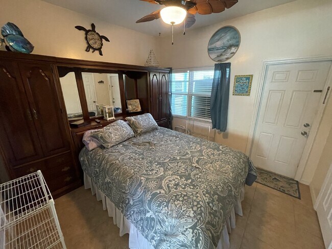 Building Photo - Direct ocean front 1 bedroom 1 bathroom