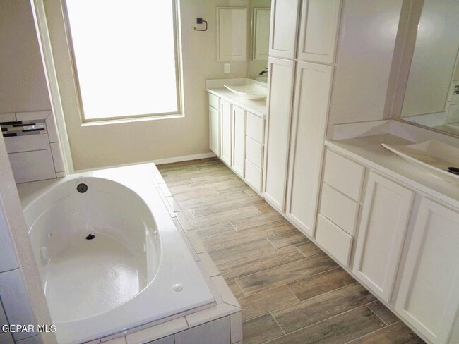 Building Photo - 13513 Coldham St