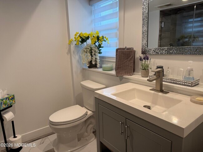 Building Photo - 5 Ash St