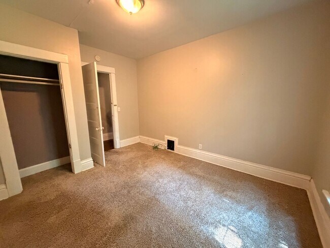Building Photo - Upper 2 Bedroom Apartment!