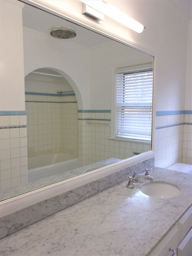 Building Photo - 3 BED 1 BATH TUDOR COTTAGE LAS VEGAS ADDIT...