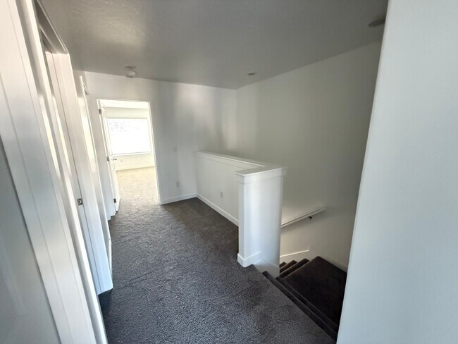 Building Photo - Includes internet - Pool/Pickle Ball +++