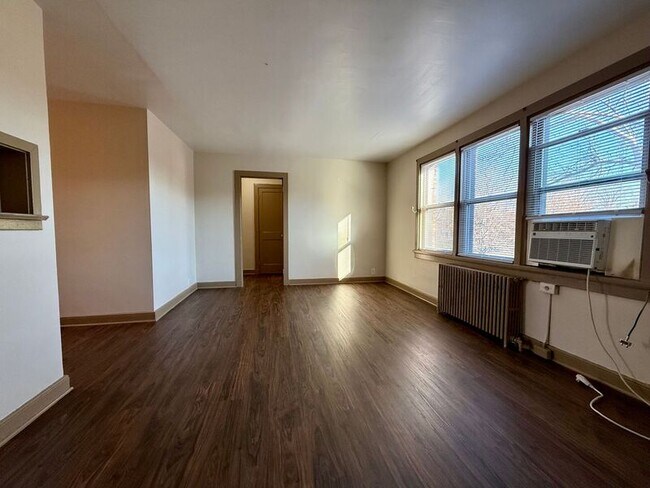 Building Photo - 1400 Kenmore Ave